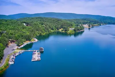 Image de Lake, golf, trails, romantic cozy townhome retreat nestled in the hills. . awaits