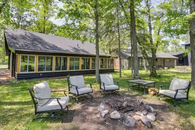 Image de 1 Mi to Beach & Lake: Breezy Point Cabin w/ Yard!