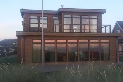 Image de Welcome to Flotsam! A stunning oceanfront home with iconic Haystack Rock views.