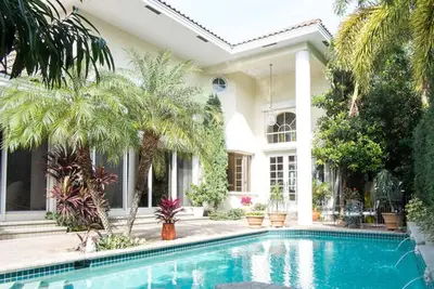 Image de Stunning Intracoastal Beach Home w\/Boat Dock