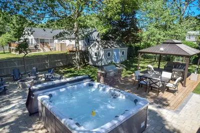 Image de Walkable to beaches. Hot Tub and Dog Friendly!