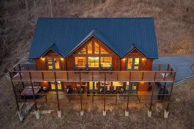 Image de 4br Luxury Cabin, Sleeps 15, 1 mile to Dt Gatlinburg, Game Room Hot Tub/Fire Pit