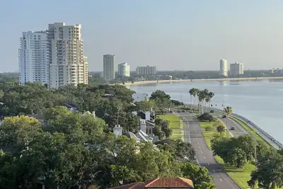 Image de 2 Bd/2 Ba Bayshore Blvd Condo - 10th Floor Bay & City views - Newly Renovated