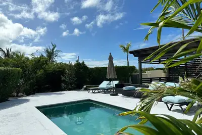 Beautiful villa West with pool- 5 minutes to Gracebay beach