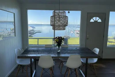 Image de Lake Front Retreat 45 min from Edmonton