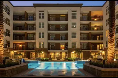 Image de Luxury Downtown Suite With Pool And Free Parking! !