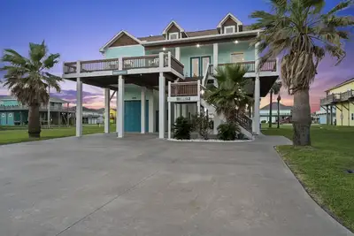 Image de La Vie Est Belle - Water View Beach Home!