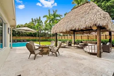 Image de Beach House ~ tiki hut & heated pool ~ family getaway