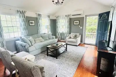 Image de Beach Glass—Space, Fun & Furry Friends Welcome