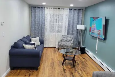 Image de Modern & Comfy ~ 5* Location ~ King Bed ~ Parking!