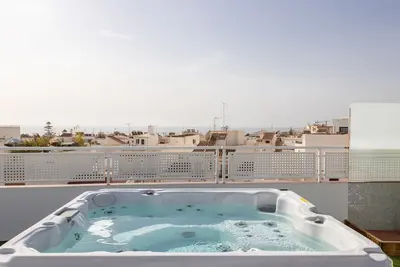 Image de Appartement de vacances \"Terraza Mar y Montaña\" avec vue sur la mer, 2 terrasses et Wi-Fi.