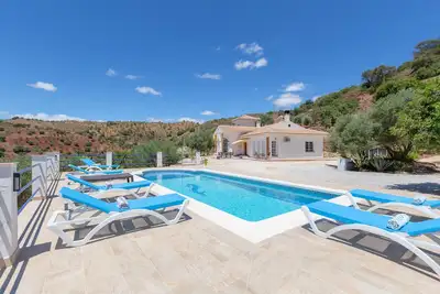 Image de Villa de vacances 'Villa Meretseger' avec vue sur les montagnes, piscine, terrasses et Wi-Fi.