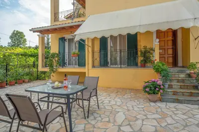 Image de Appartement \"Kallithea House in Gouvia\" avec vue sur les montagnes, jardin et Wi-Fi.