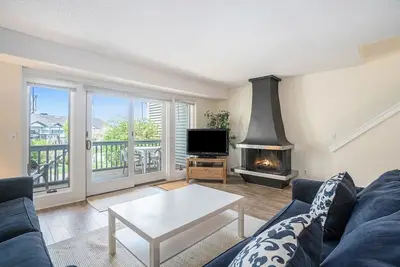 Image de Harbours 12 | Charming 2-Story Beachfront Townhome w/ Pool, Near Downtown