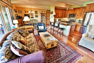 Image de On Lake! Ground Floor Unit. Walk to Marina, Concerts, Parks