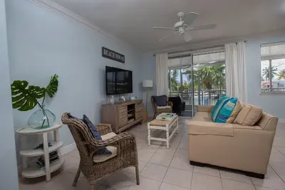 Image de Nice and cozy home is just a short walk to the beach and pool!