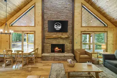 Image de Luxe Secluded Retreat: Hot Tub, Games & Near Br