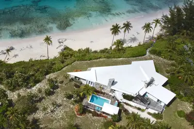 Image de Newly Remodeled Beachfront Estate w/Pool, Views, Walk to Restaurant/Bar