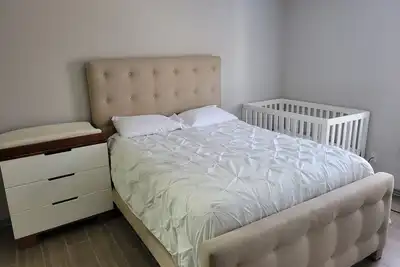 Image de New condominium 2 minutes from the plaza mall restaurants private parking.