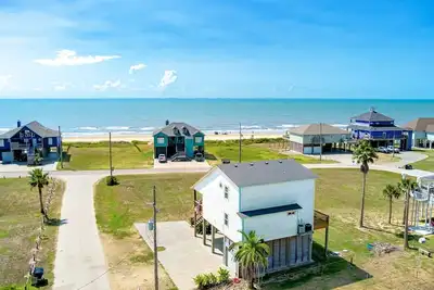 Image de Camp Queenie - 2nd row with great views, steps to the surf and sand!