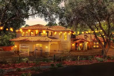 Image de The Wine Away-Large Home w\/Jacuzzi