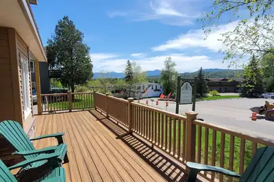 Image de Fantastic Location. Walk anywhere. New total renovation. Huge Mt. view deck.