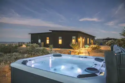 Image de San Junipero - Enjoy the views from the Mod Pool!