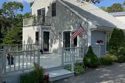 Charming saltbox cottage-minutes to bike path, dock and beach