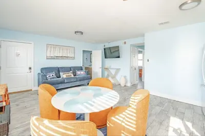 Image de 223 10th Street N- Unit 5 · Steps to Sand. Updated Bouchee Beachy Condo ☆ Deck ☆ Parking