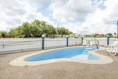 Image de Comfort Meets Affordability! 2 Comfortable Units, Parking, Near Tip's Park!