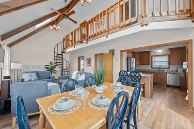 Image de Renovated, Pet-Friendly, with Hot Tub - Highly Walkable Location