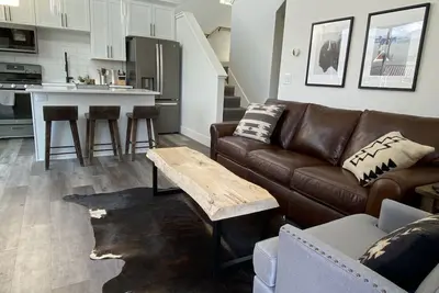 Image de Beautiful 2bd + 2ba Home! King Beds! Hot Tub! Pool! Walk to downtown.