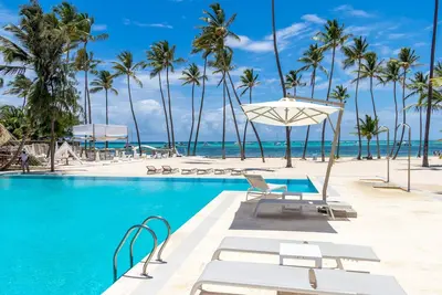 Image de Family Getaway Condo Directly On The Beach - Pool & Gym Access