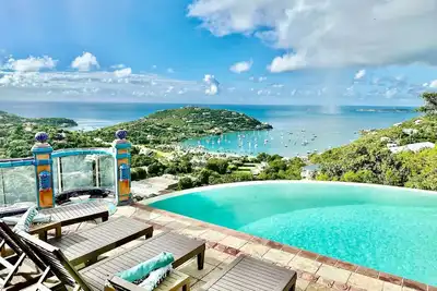 Image de Sapphire Breeze, Majestic Views & Island Vibes w/ Infinity Pool, Waterfall & Covered Porches