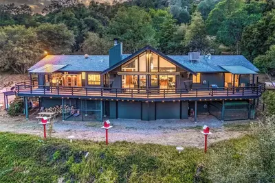 🌙 Crescent Chalet - Hot Tub, Views, Sauna!