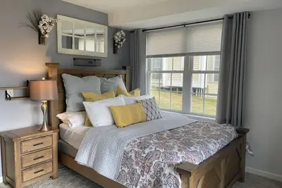 Image de Comfy lake condo, great location to swim, boat, hike, ski & more!