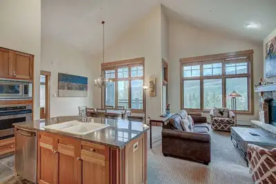No Cleaning Fees, Luxurious 3 Br in River Run Village Featuring Ski in, ski out by RedAwning