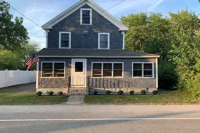 Spacious Beach House. Just a 3 minute walk to Drakes Island Beach. Dog Friendly!