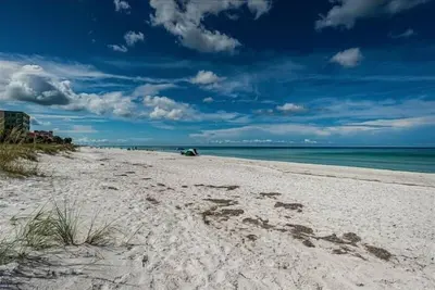 Image de Pet Friendly Tropical Beachside Cottage just steps from the beach! ~