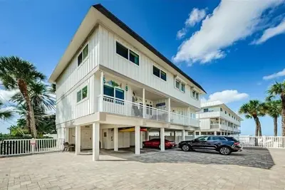 Image de Charming 2 bedroom Beach Townhome on the Barrier Island of Indian Rocks Beach. . .