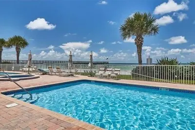 Image de Luxurious La Contessa Corner unit Directly on the Gulf with Million Dollar. . .
