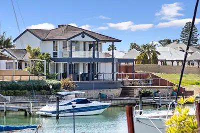 Image de This house is a 2 bedroom(s), 2 bathrooms, located in Halls Head, Wa.