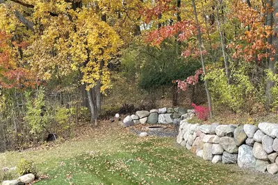 Image de 2br Family-Sized Lower Suite with Private Entrance & Big Backyard. Pet-Friendly!