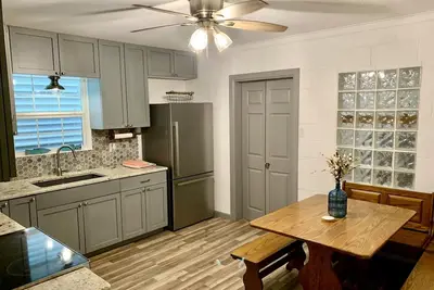 Image de Cute little house within walking distance to food and the beach