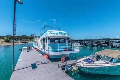 Image de Luxurious  | Cozy | Hot Tub| Fire pit| Minutes to lake\/boat ramp\/tubing