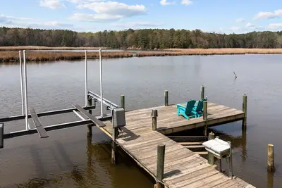 3br\/2ba Waterfront Home overlooks Private Dock. 2+ acres of front yard Games