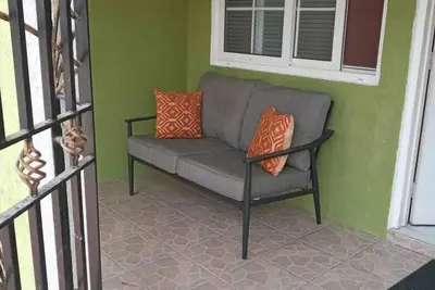 Image de Quite clean spacious two bed townhouse 5 min from shopping, 10 min from beach! ! ! !