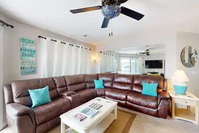 Image de Gated golf resort condo with balcony, Ac, deck, WiFi, volleyball, & tennis