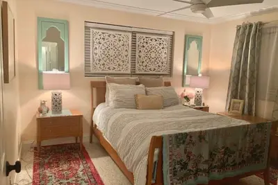 Image de Artist's Bungalow minutes to beach/downtown