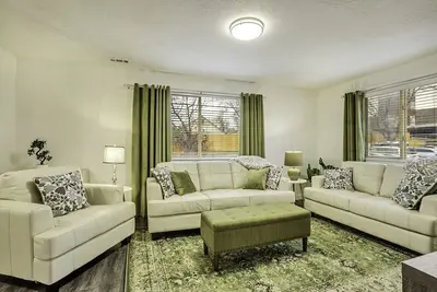 Image de Exclusive use hot tub w/fenced yard!